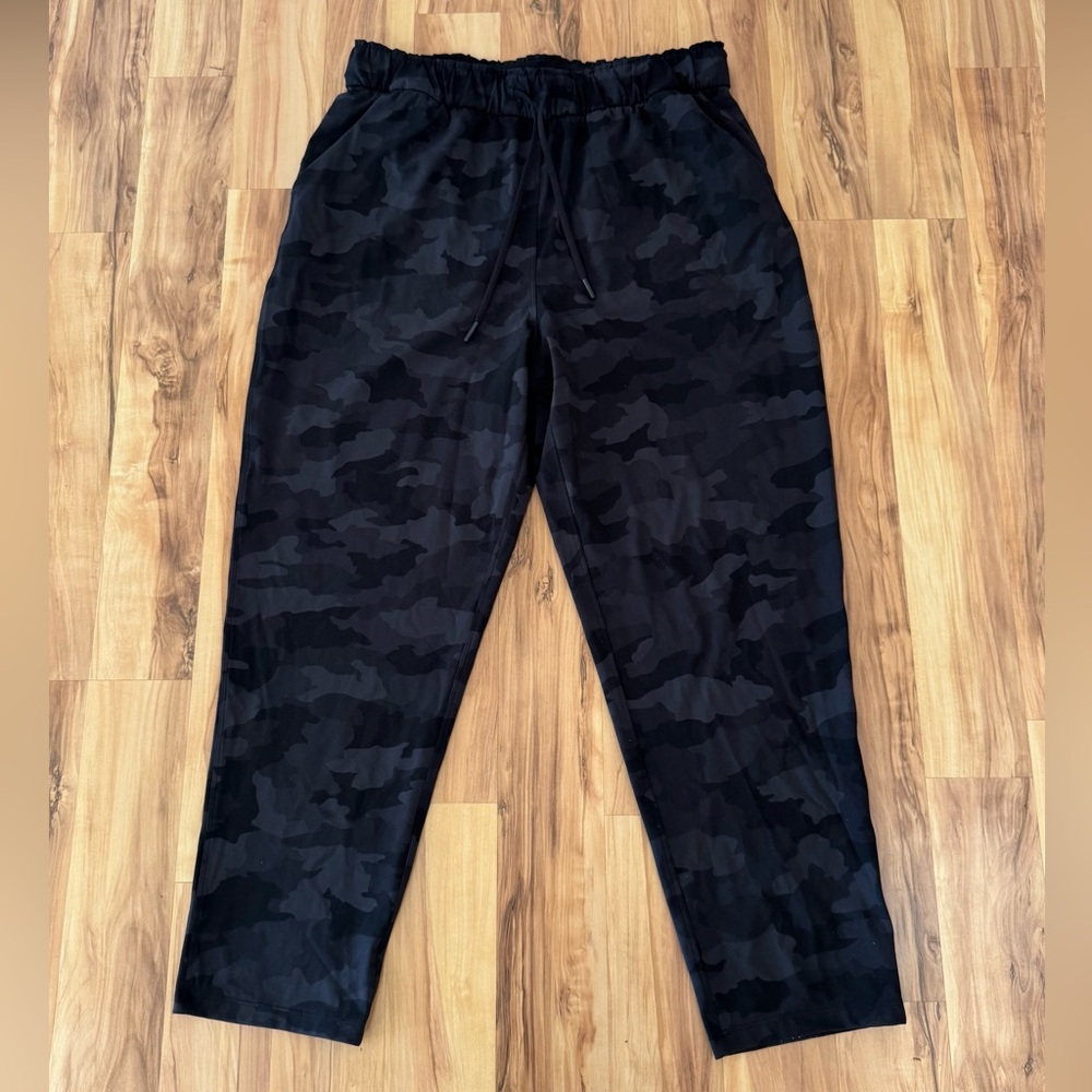 Lululemon Camo High Rise 7/8 Joggers - Excellent
